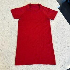 Lululemon Women’s Short Skeeve Red Top size 2